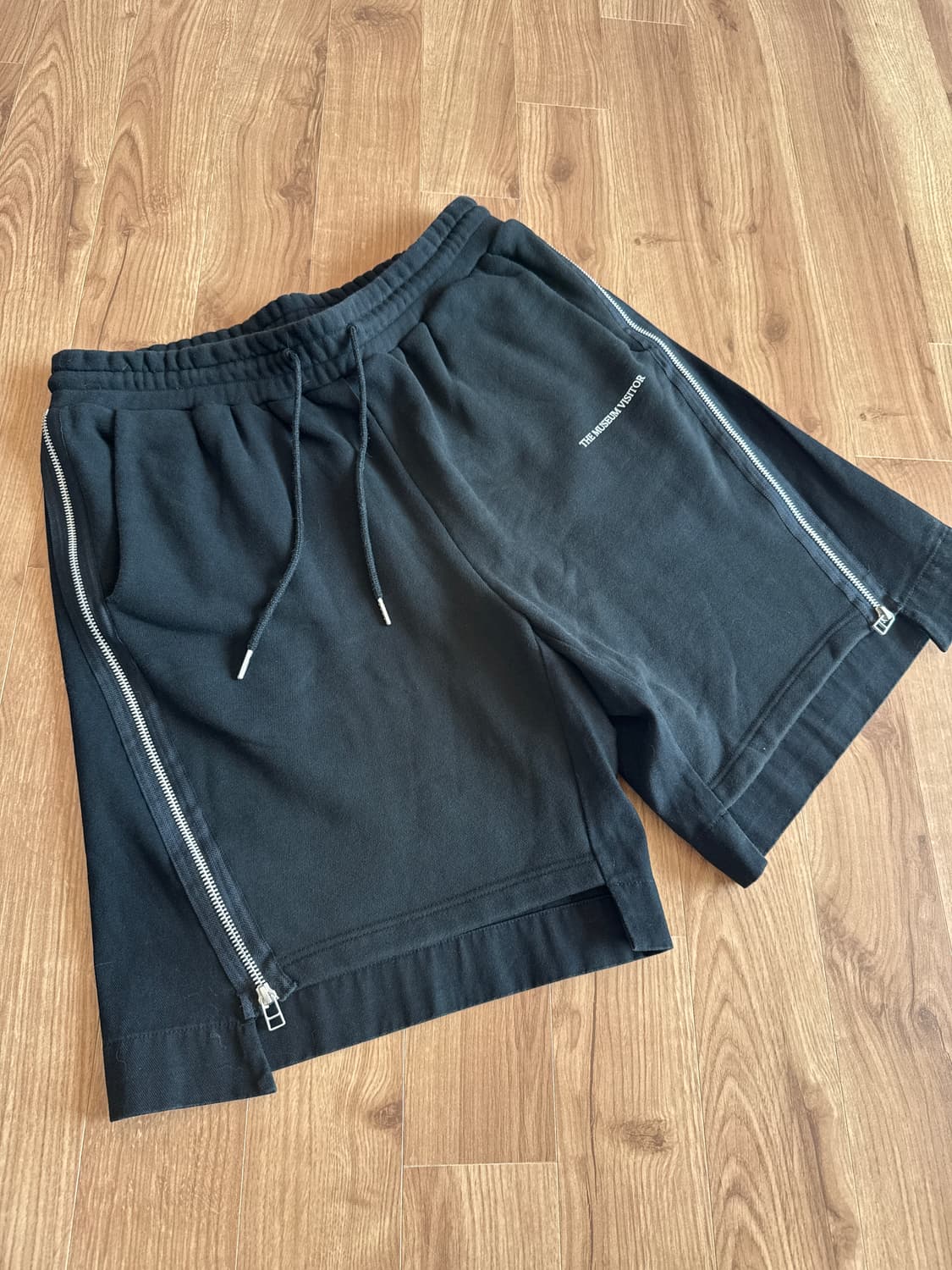 더뮤지엄비지터 반바지 상품이미지1