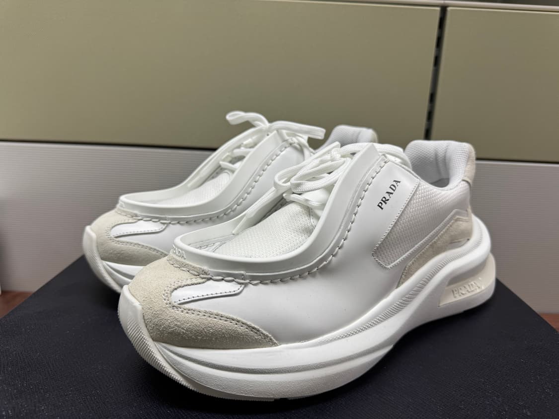 [UK 8] 프라다 브러시드 레더 패널 청키 스니커즈 화이트 상품이미지4