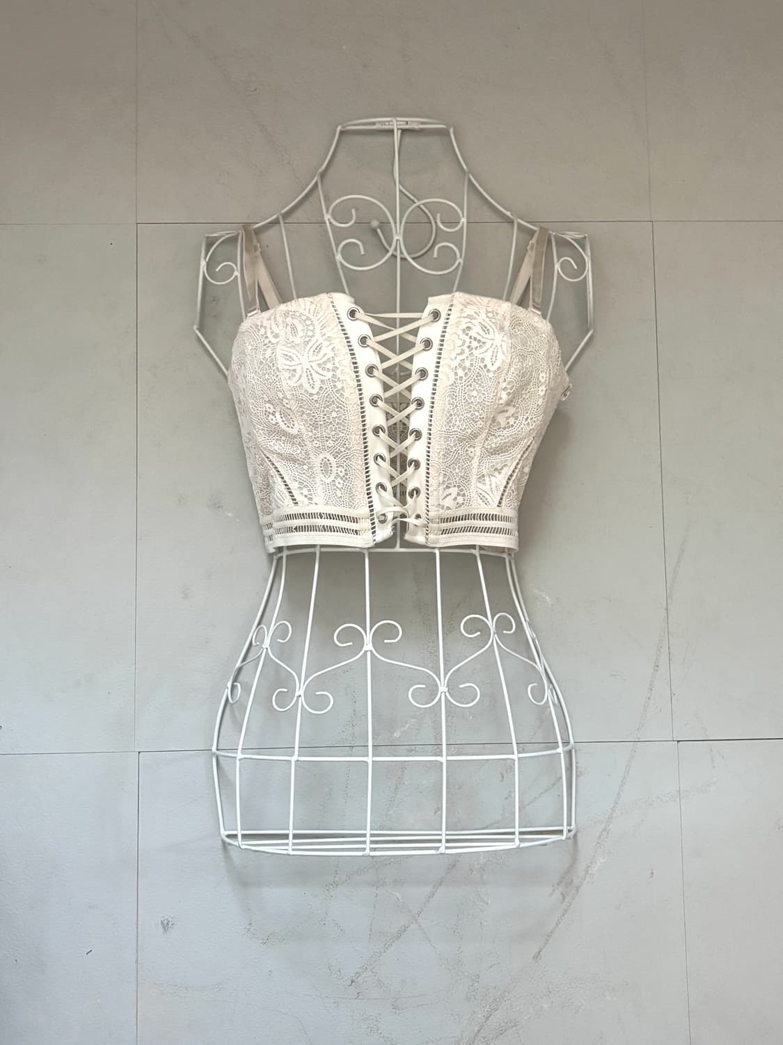 • eyelet lace top 상품이미지1