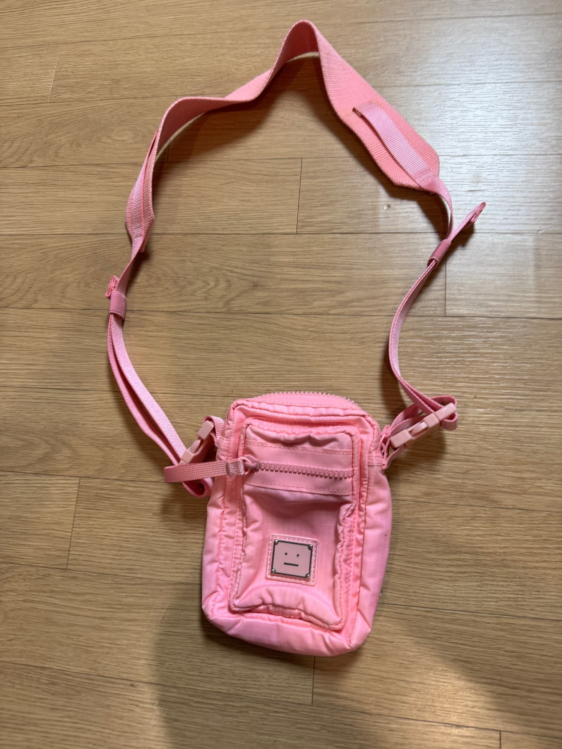 아크네 스튜디오 페이스 로고 핑크 스몰 숄더백 상품이미지3