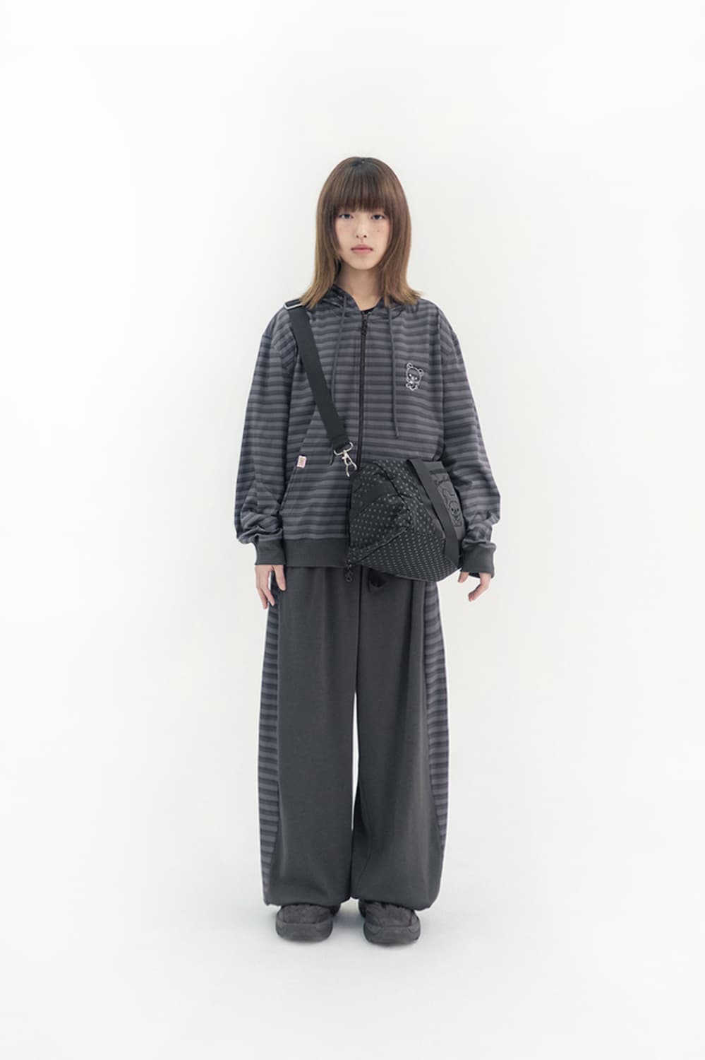 허그유어스킨 스트라이프 코리락쿠마 조거팬츠 차콜 상품이미지2