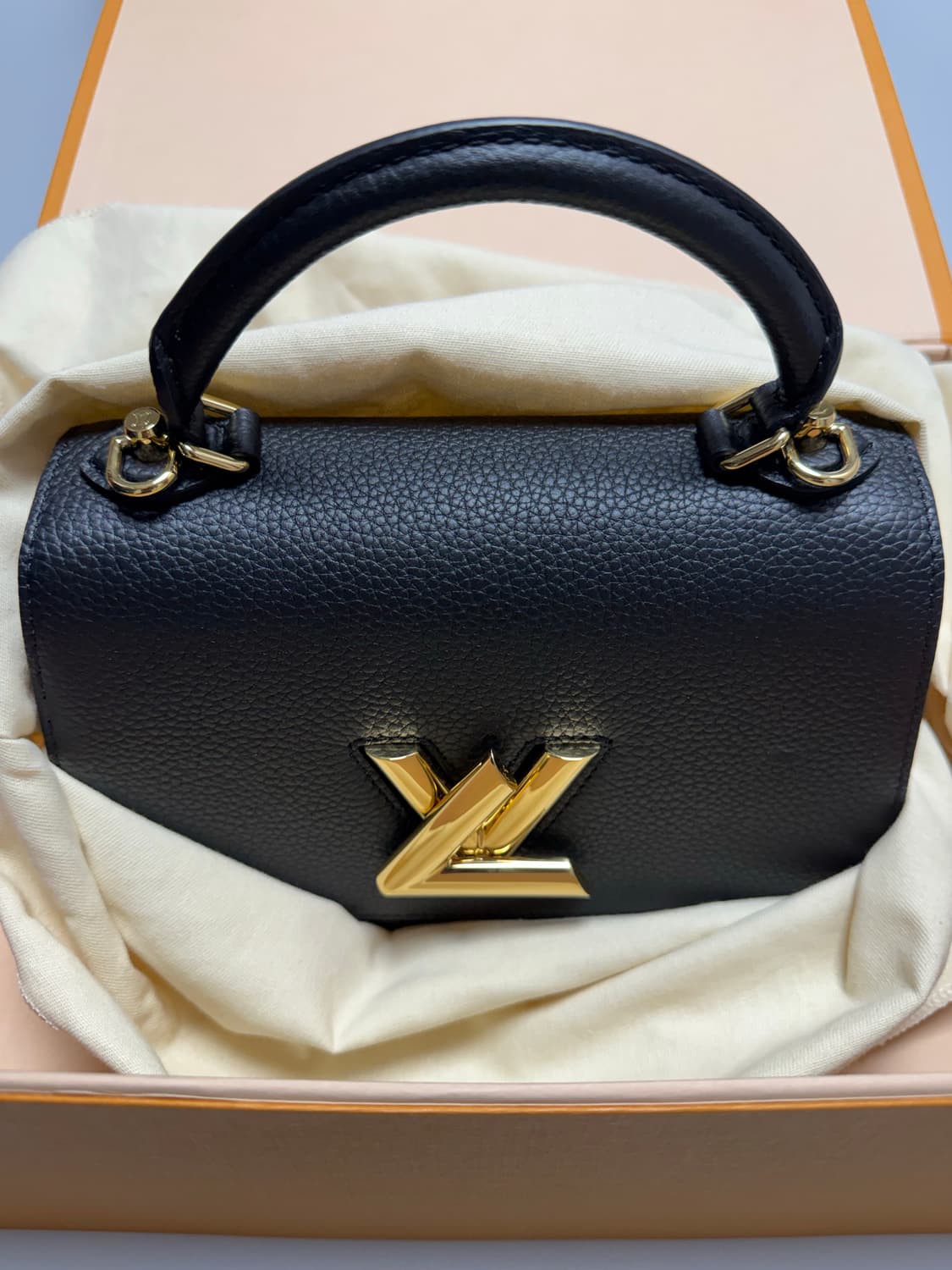 루이비통 트위스트 원핸들 pm 블랙. 상품이미지2