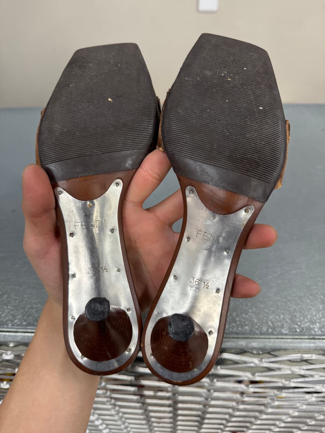 펜디 브라운 가죽 뮬 힐 36.5 상품이미지3