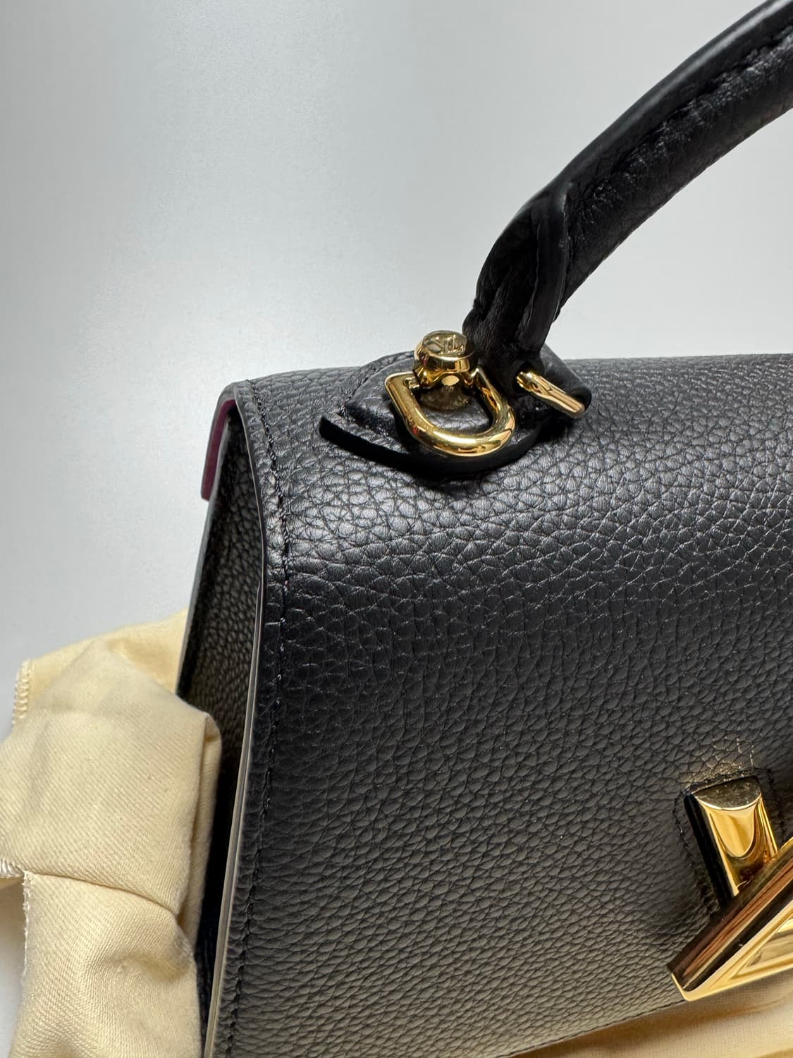 루이비통 트위스트 원핸들 pm 블랙. 상품이미지4