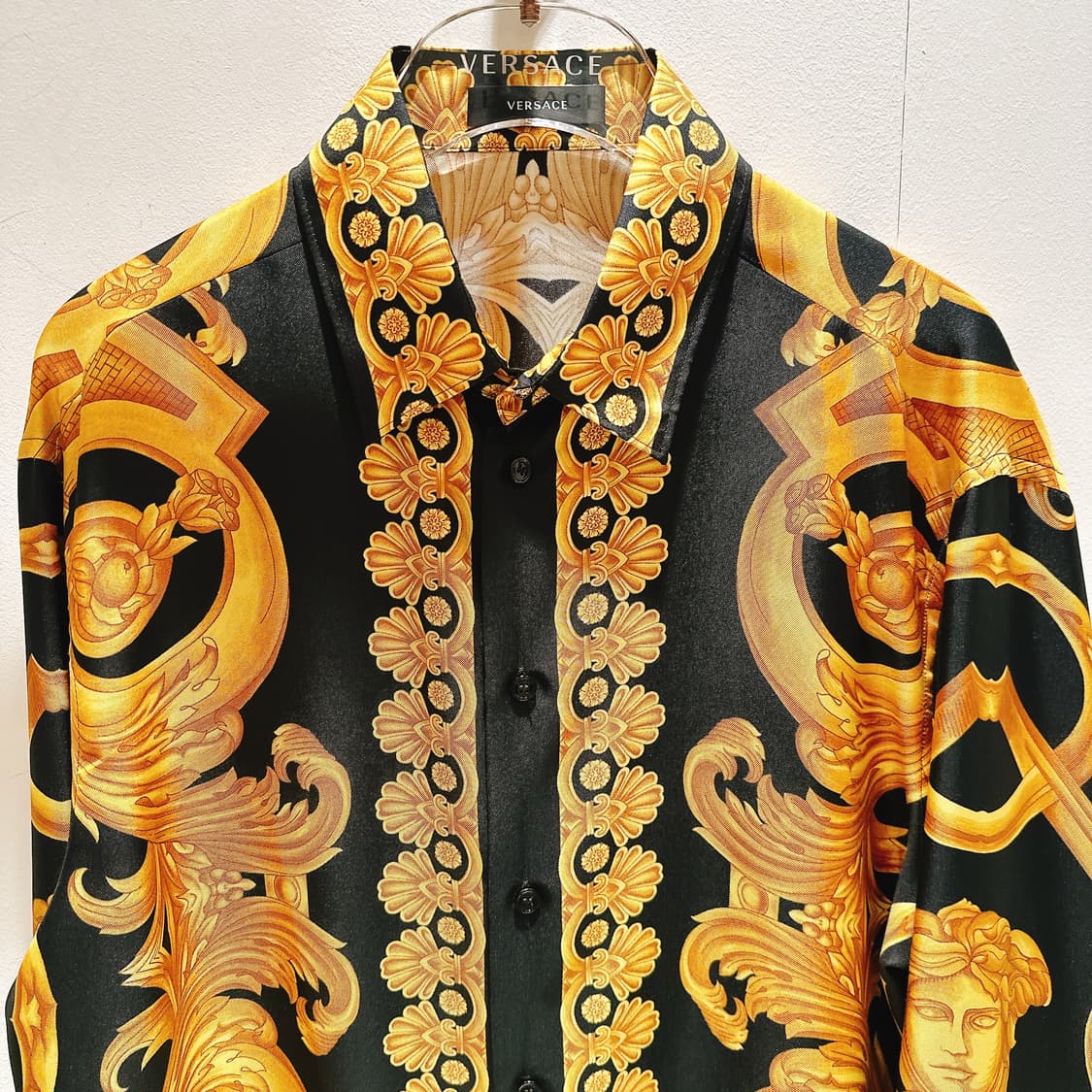 (정품/새상품) VERSACE 베르사체 남성 블랙 골드 바로크 실크 셔츠 상품이미지2
