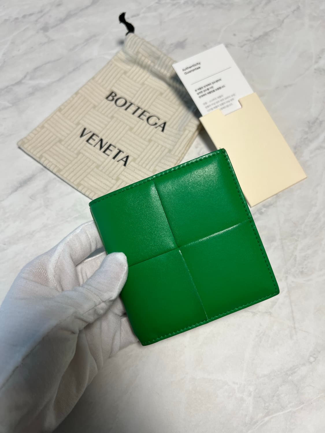 보테가베네타 슬림 폴더형 지갑 패러킷 상품이미지1