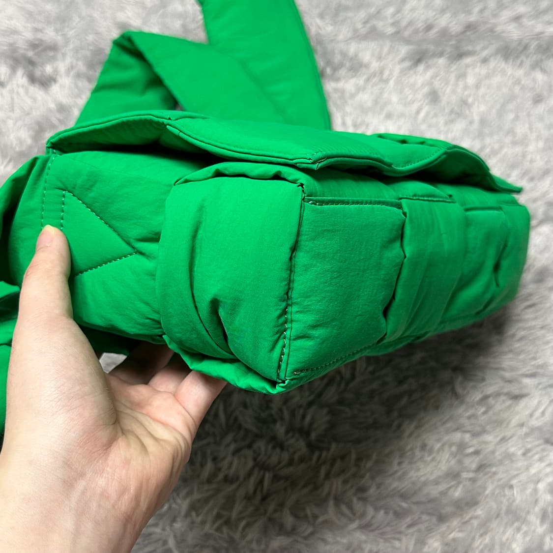 [정품 OS] 보테가베네타 패딩 카세트백 그린 상품이미지4