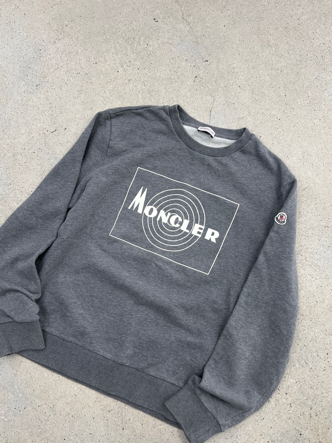 몽클레어 와펜 빅로고 그레이 맨투맨 상품이미지1