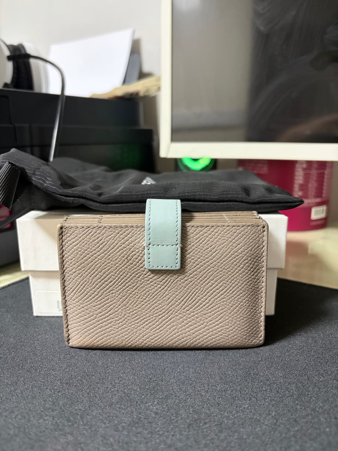 셀린느 그레인드 카프스킨 아코디언 카드 홀더 페블 미네랄 상품이미지2