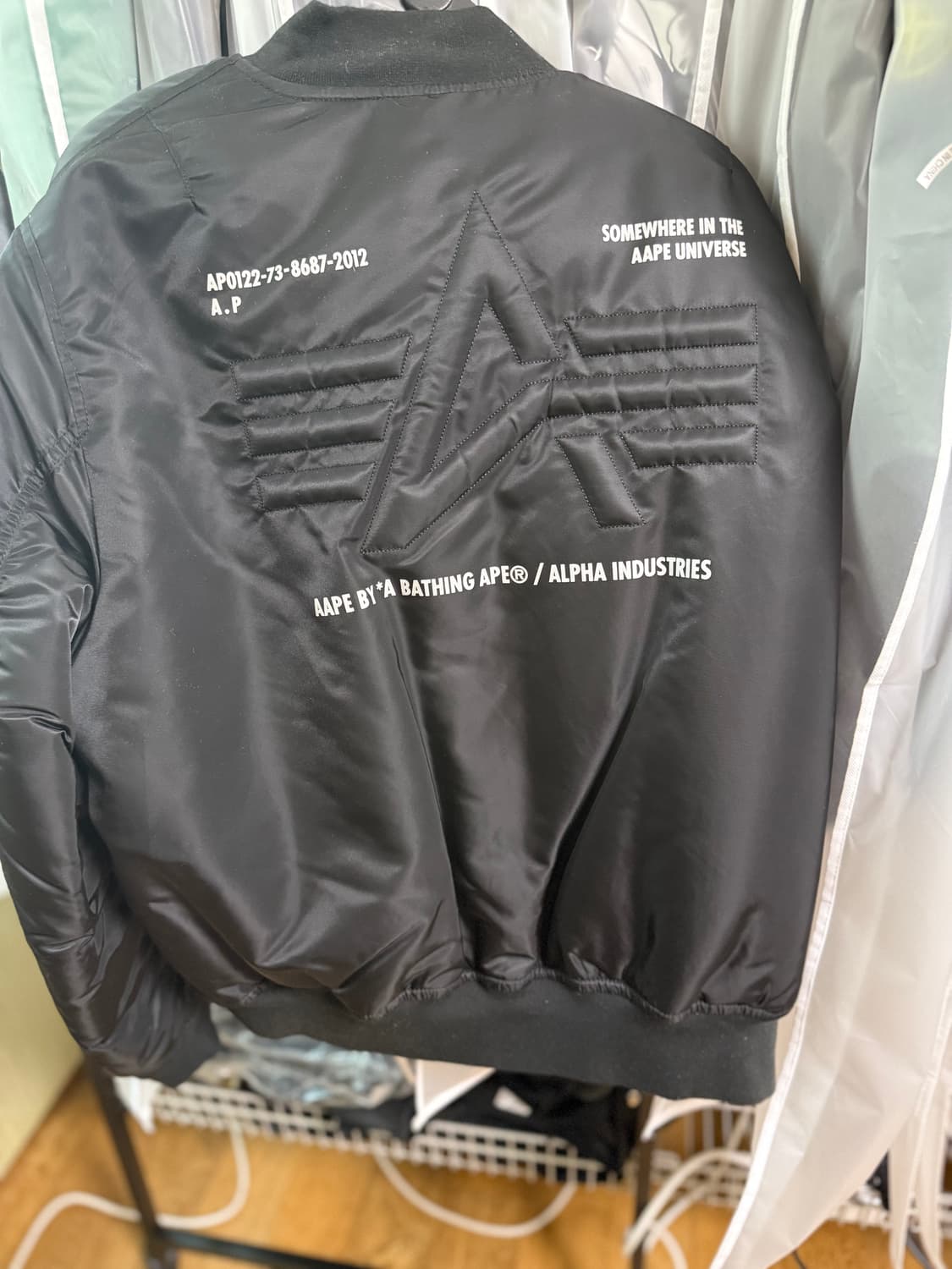 에이프 x 알파 인더스트리 문페이스 엠보싱 봄버 재킷 AAPE 상품이미지2