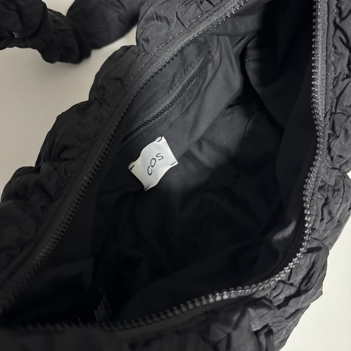 [ COS ] 코스 리플 크로스바디백 블랙 상품이미지3