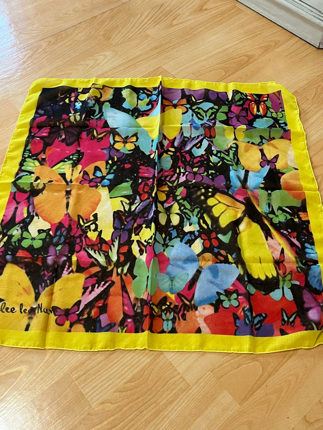 스카프 나비패턴 상품이미지1