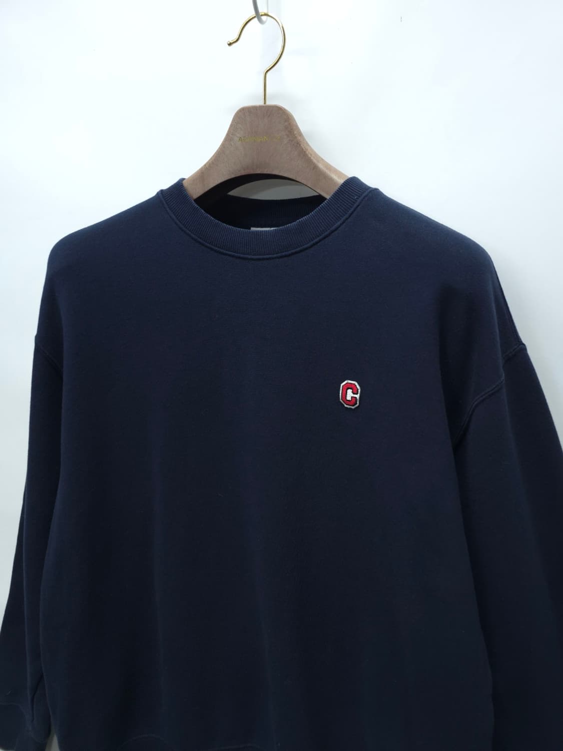 [커버낫] 남성 C 로고패치 포인트 네이비 맨투맨 상품이미지2