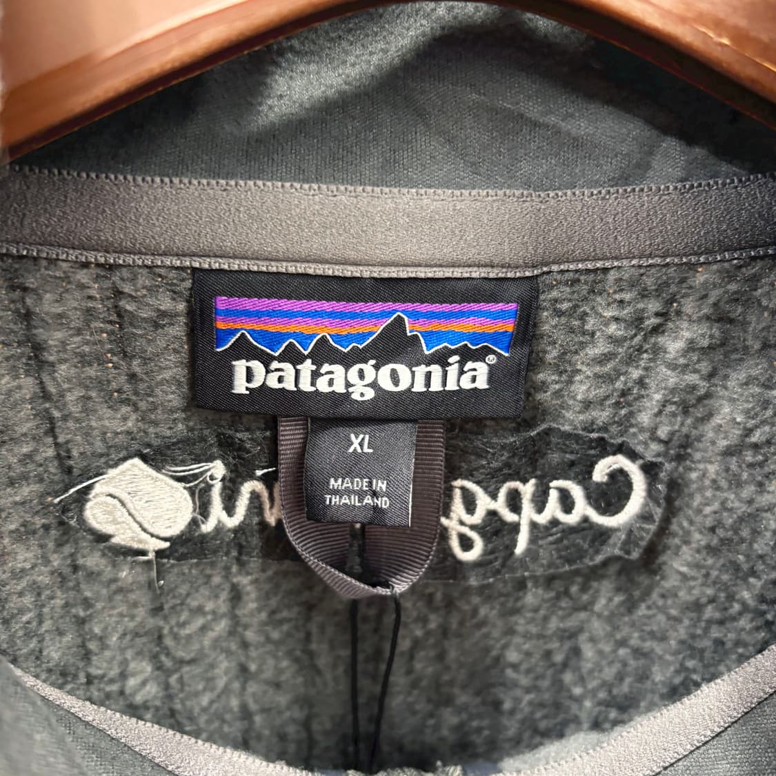 파타고니아 하이넥 플리스 하프 집업 지퍼 포켓 디테일 차콜 그레이 상품이미지6