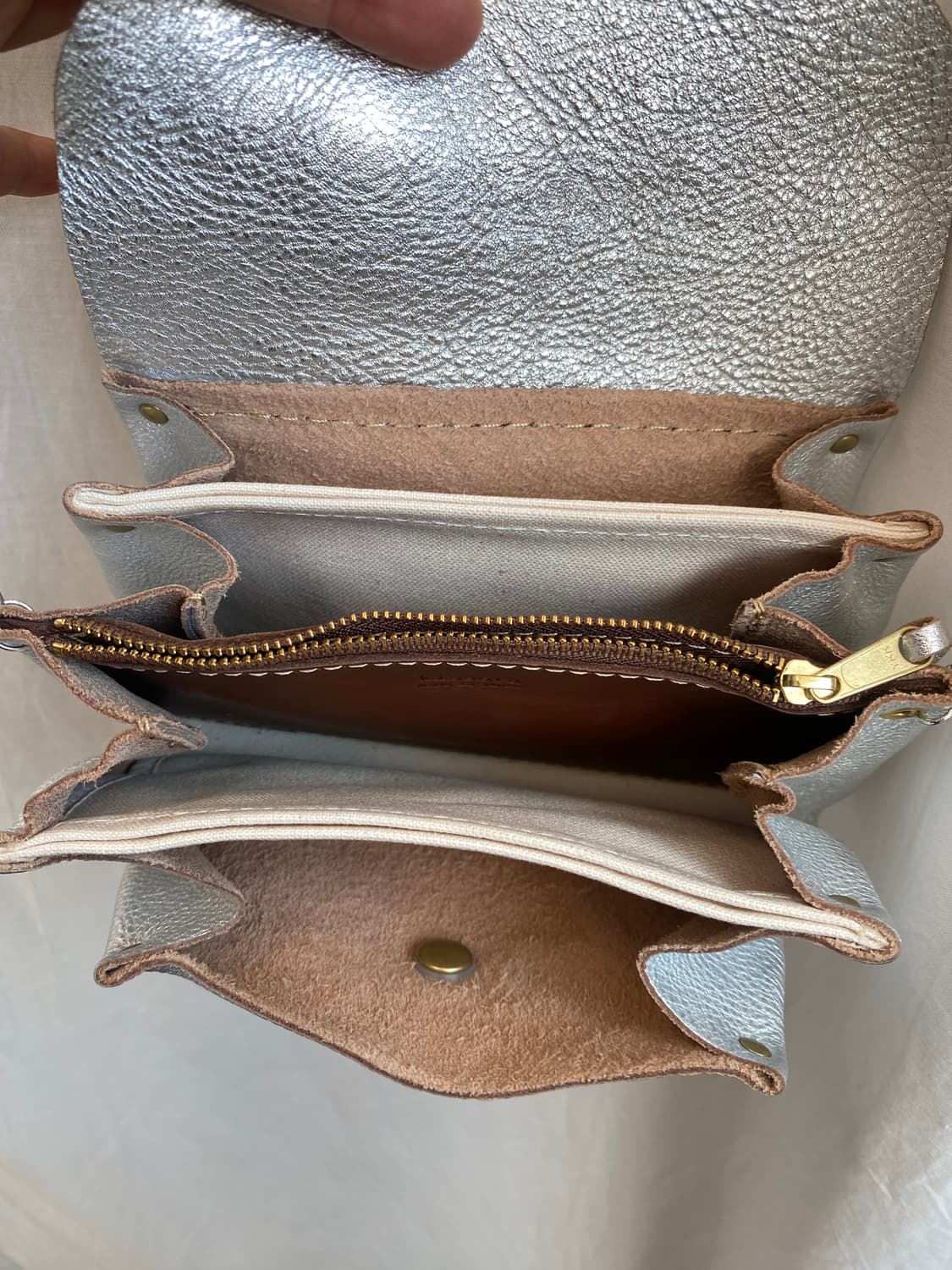 실버 리얼레더 크로스백 상품이미지3