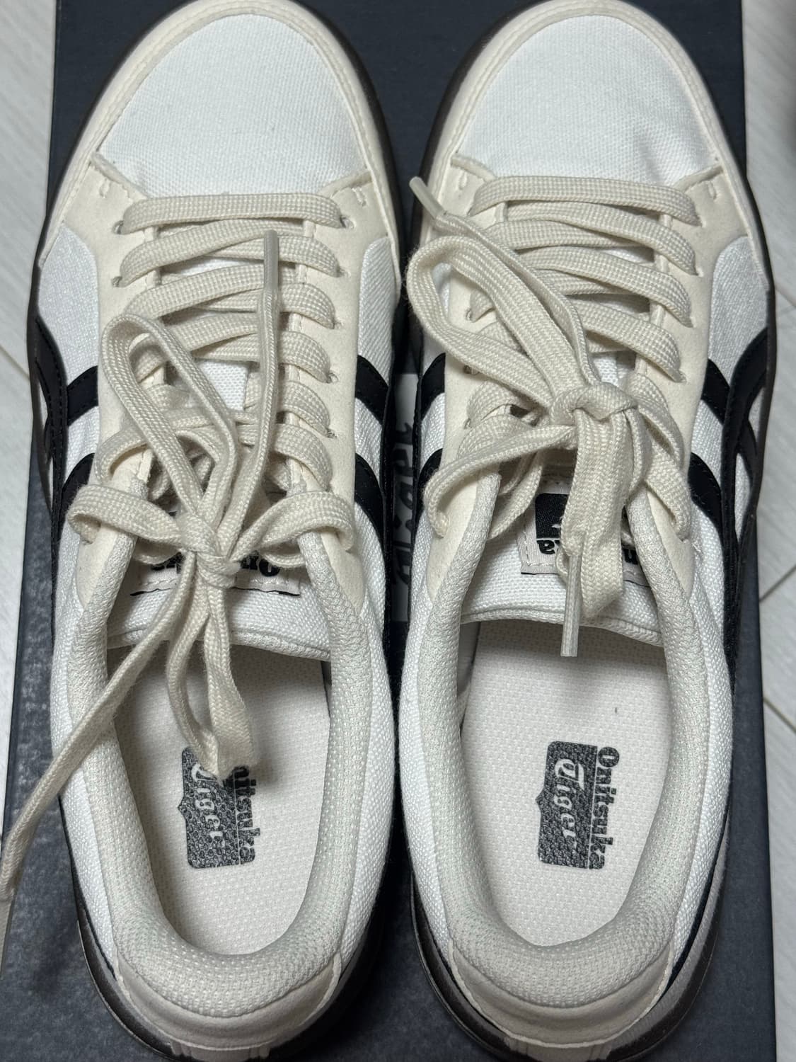 오니츠카 타이거 어드반티 크림 화이트 블랙 235 판매합니다! 상품이미지2