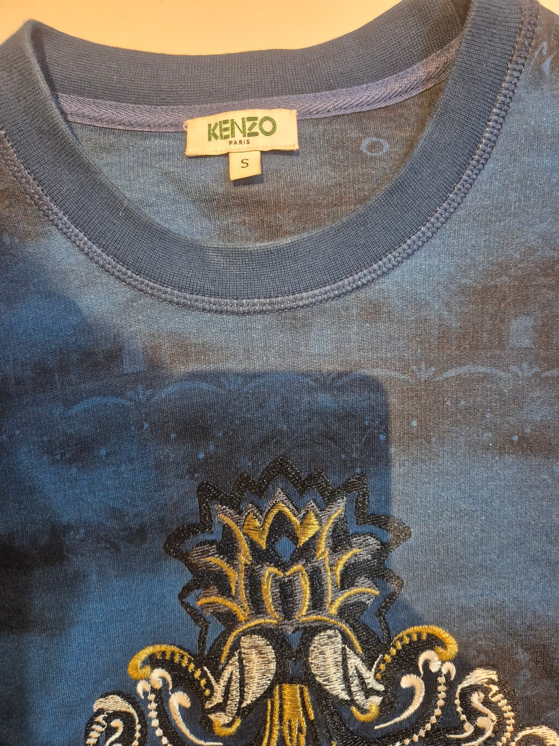 겐조 맨투맨 s 판매합니다 
단시간 착용하고 보관만 해서 판매합니다 
1 상품이미지3