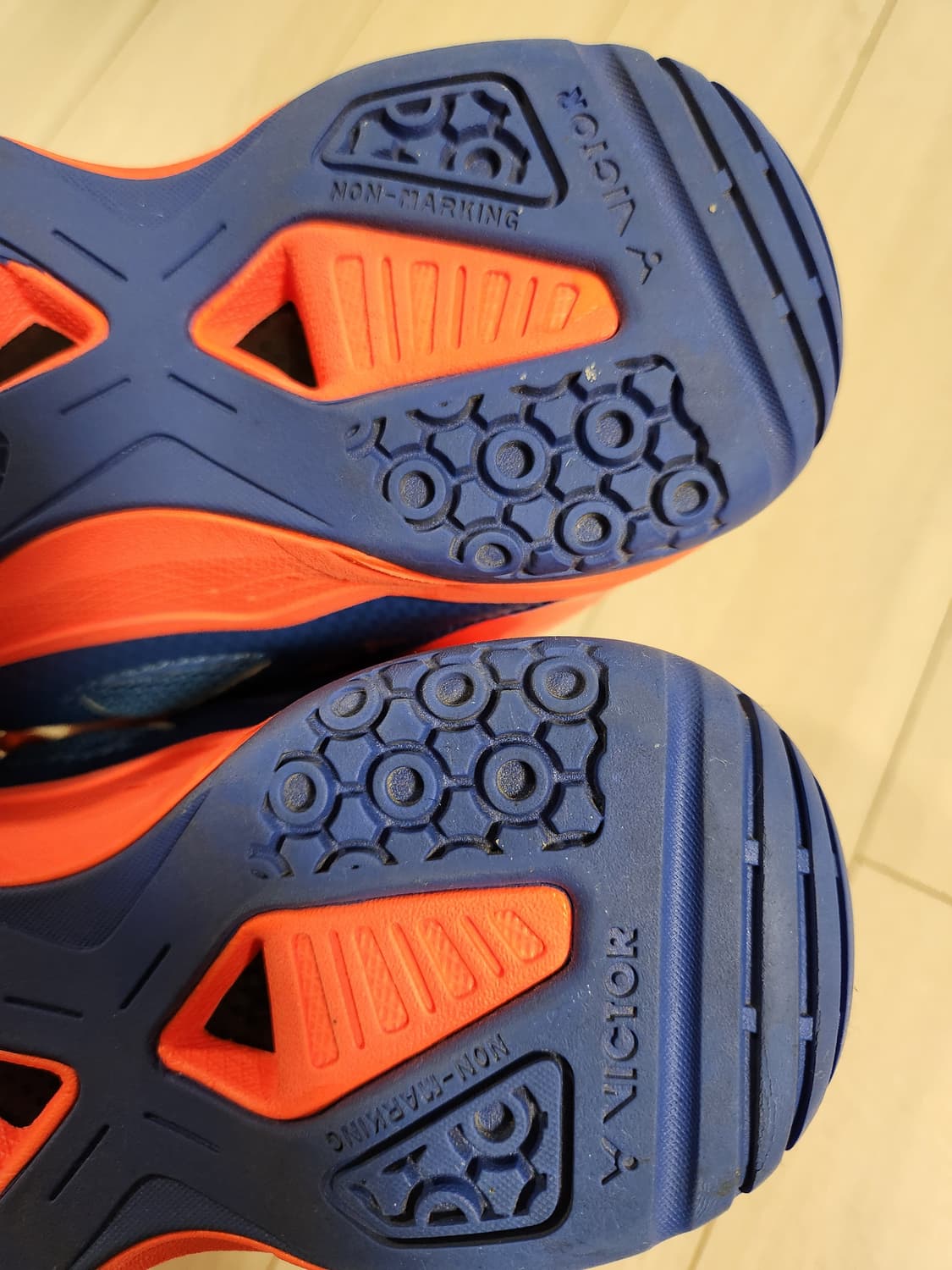 빅터 배드민턴화 사이즈230


여러 중고사이트에도 같이 판매하고 있어서 상품이미지8