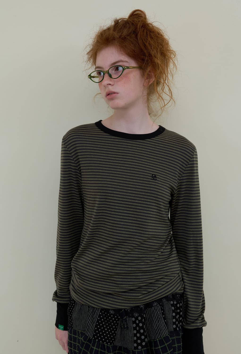 노컨텐츠 파인 스트라이프 티셔츠 카키 상품이미지1