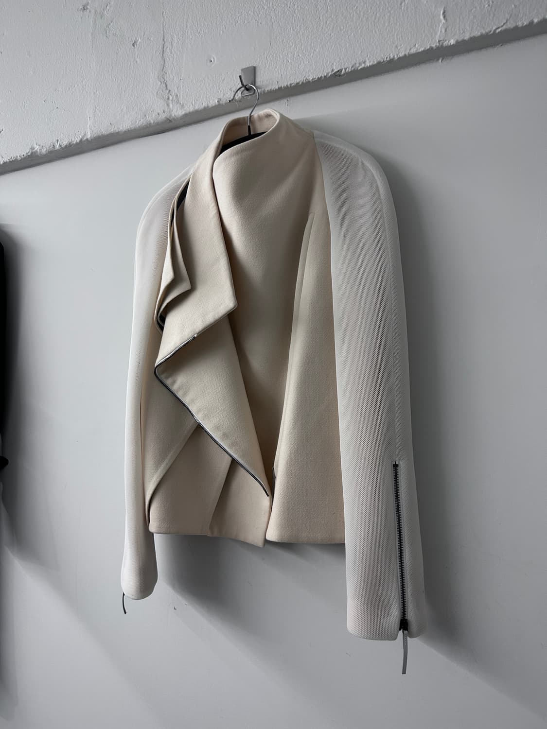 Gabriele Colangelo 비대칭 드레이프 하이넥 자켓 상품이미지1