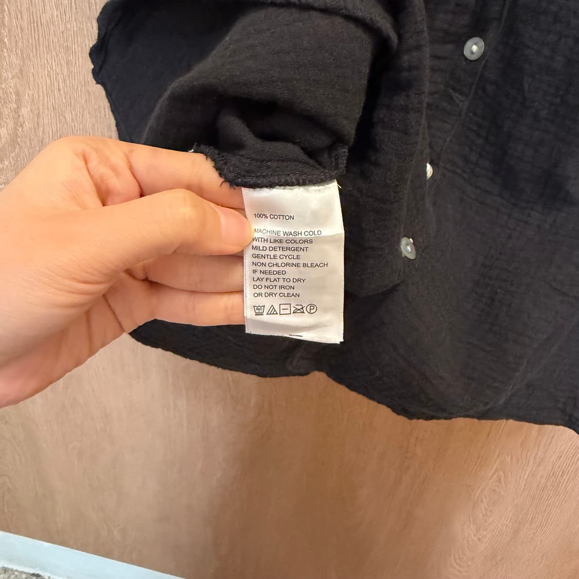 토미 바하마 브이넥 반팔 블라우스 프릴 셔링넥 버튼업 디테일 블랙 상품이미지6