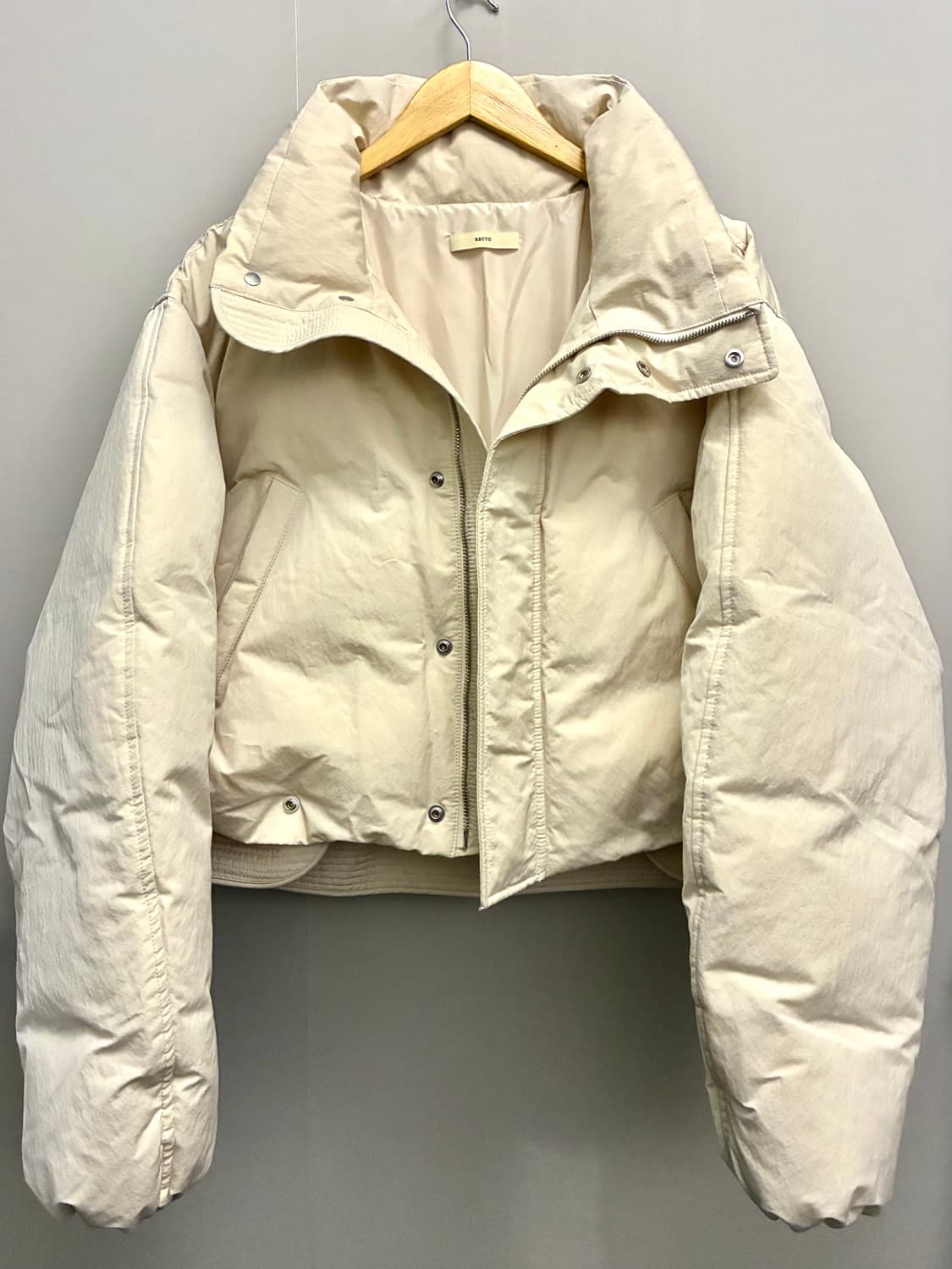 (F)RECTO 렉토 버틀러 푸퍼 덕다운 크롭 숏패딩 크림 상품이미지8