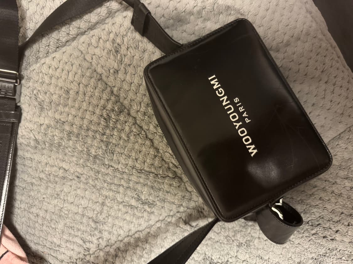 우영미 블랙 가죽 크로스백 상품이미지2