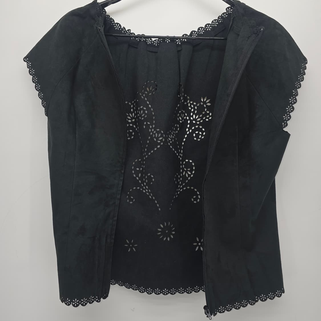 레이저 컷 플라워 디테일 블랙 블라우스 상품이미지7