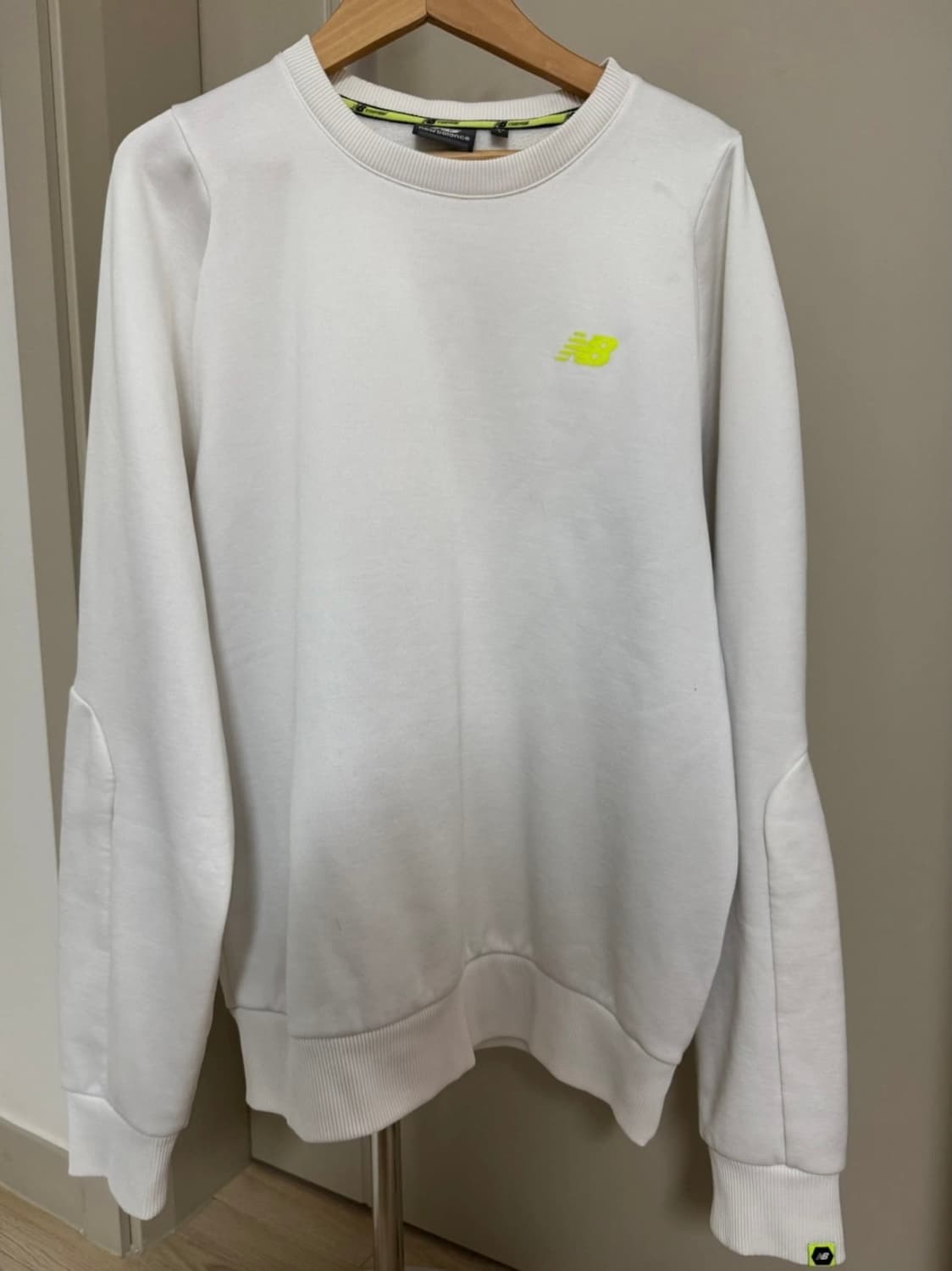 NB뉴발란스 기모 맨투맨 형광로고 상품이미지1