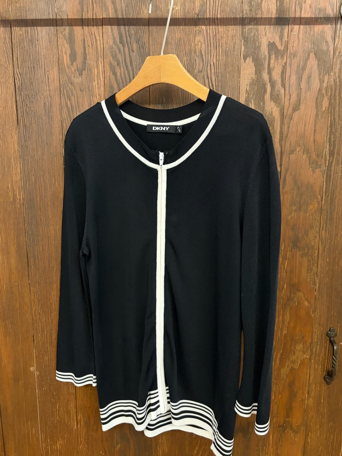 디케이엔와이 정품 블랙 니트집업 상품이미지3