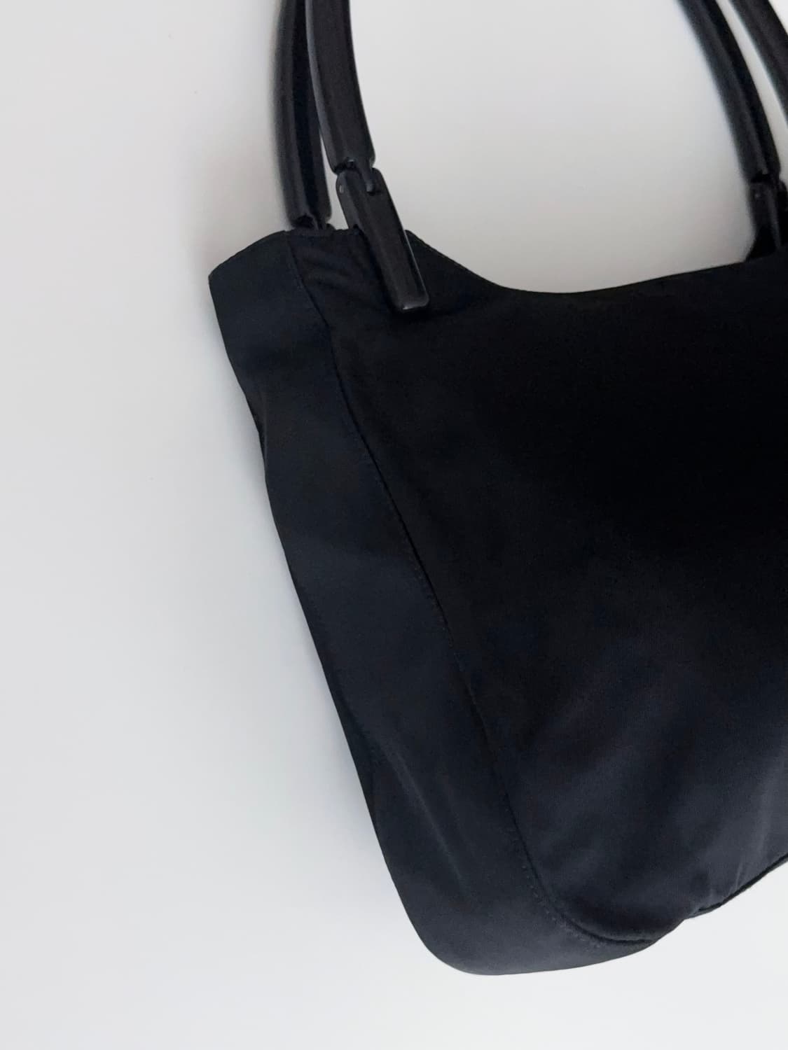 프라다 나일론 사이드 로고 호보백 상품이미지3