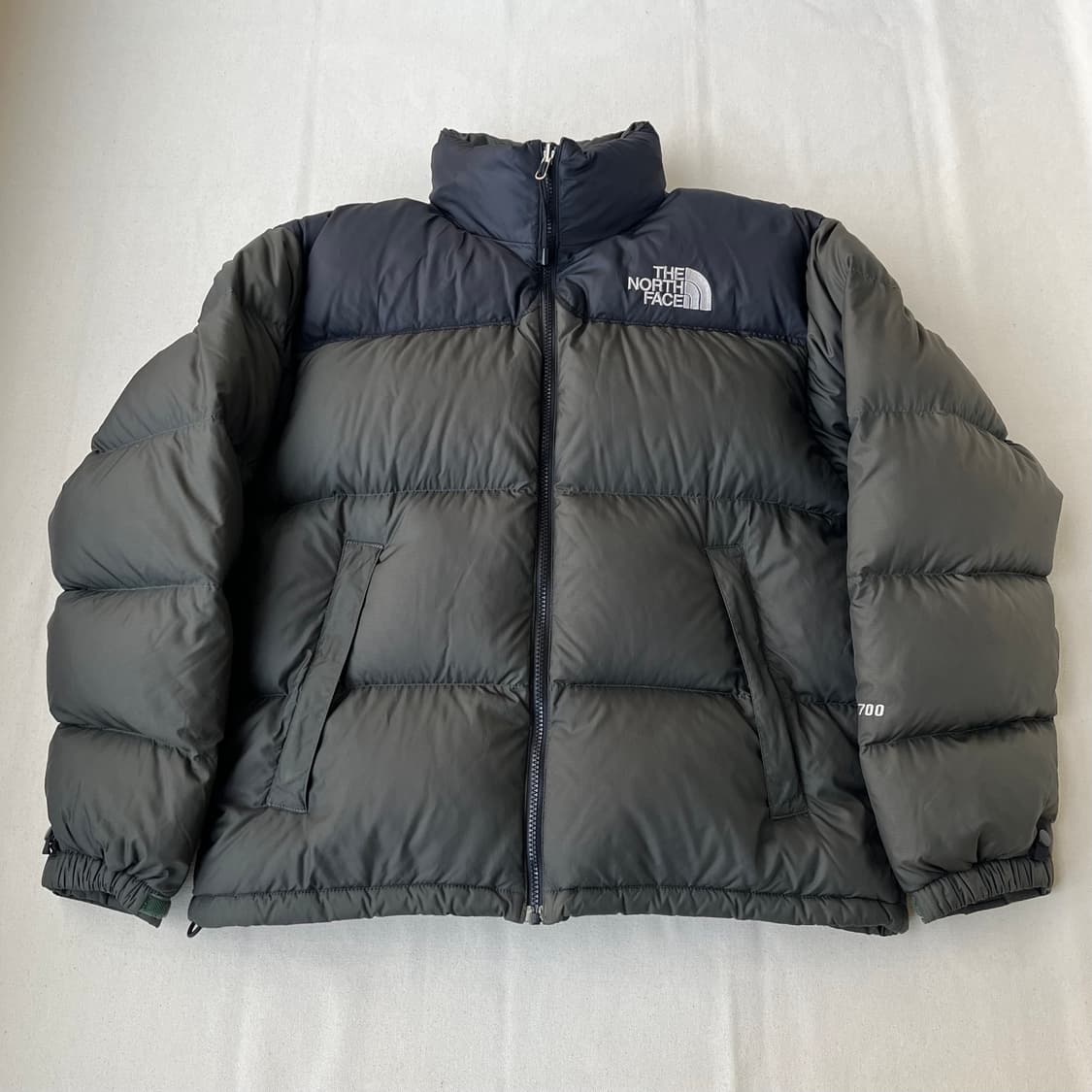 노스페이스 센터로고 눕시 700 다운 자켓 상품이미지1