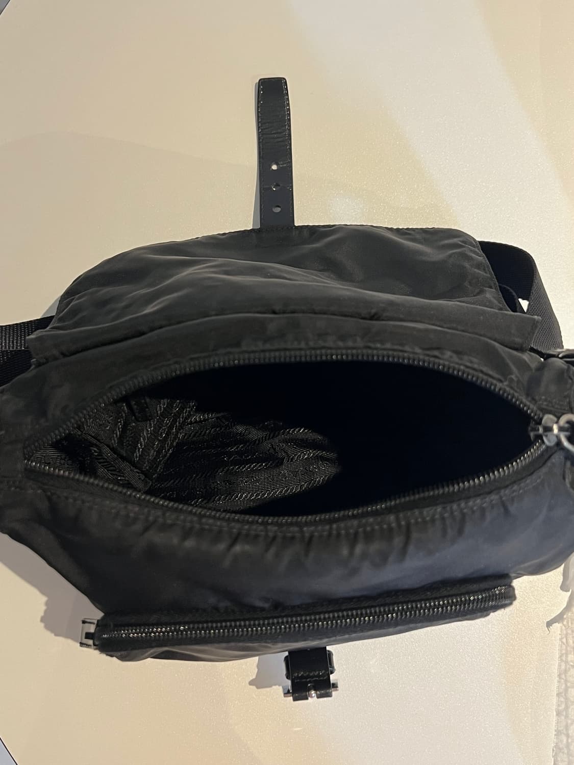 프라다 나일론 원버클 크로스백 상품이미지8