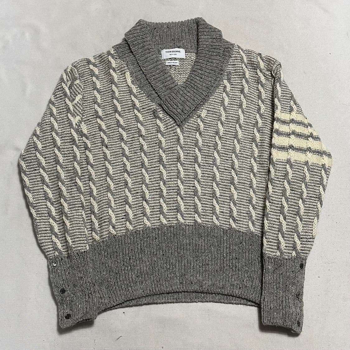 4 톰브라운 트위스트 케이블 브이넥 니트 상품이미지2