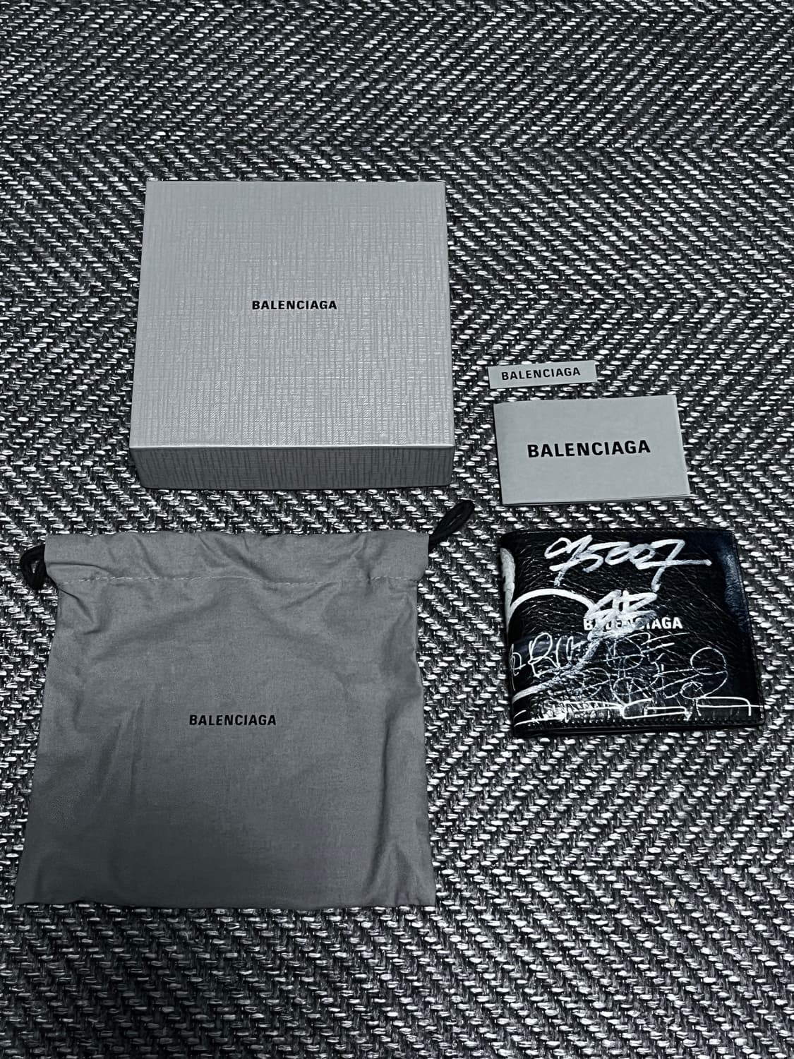 발렌시아가 캐쉬 스퀘어 반지갑 그래피티 블랙 새상품 상품이미지3