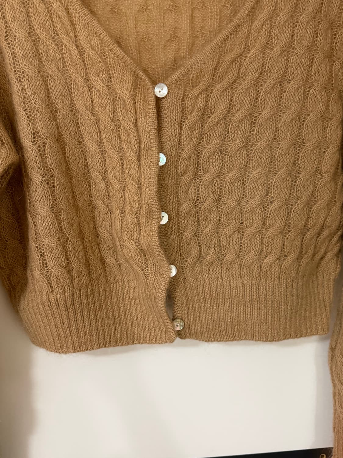[인더바즈] 자개 브이넥 가디건 (카멜) 상품이미지2
