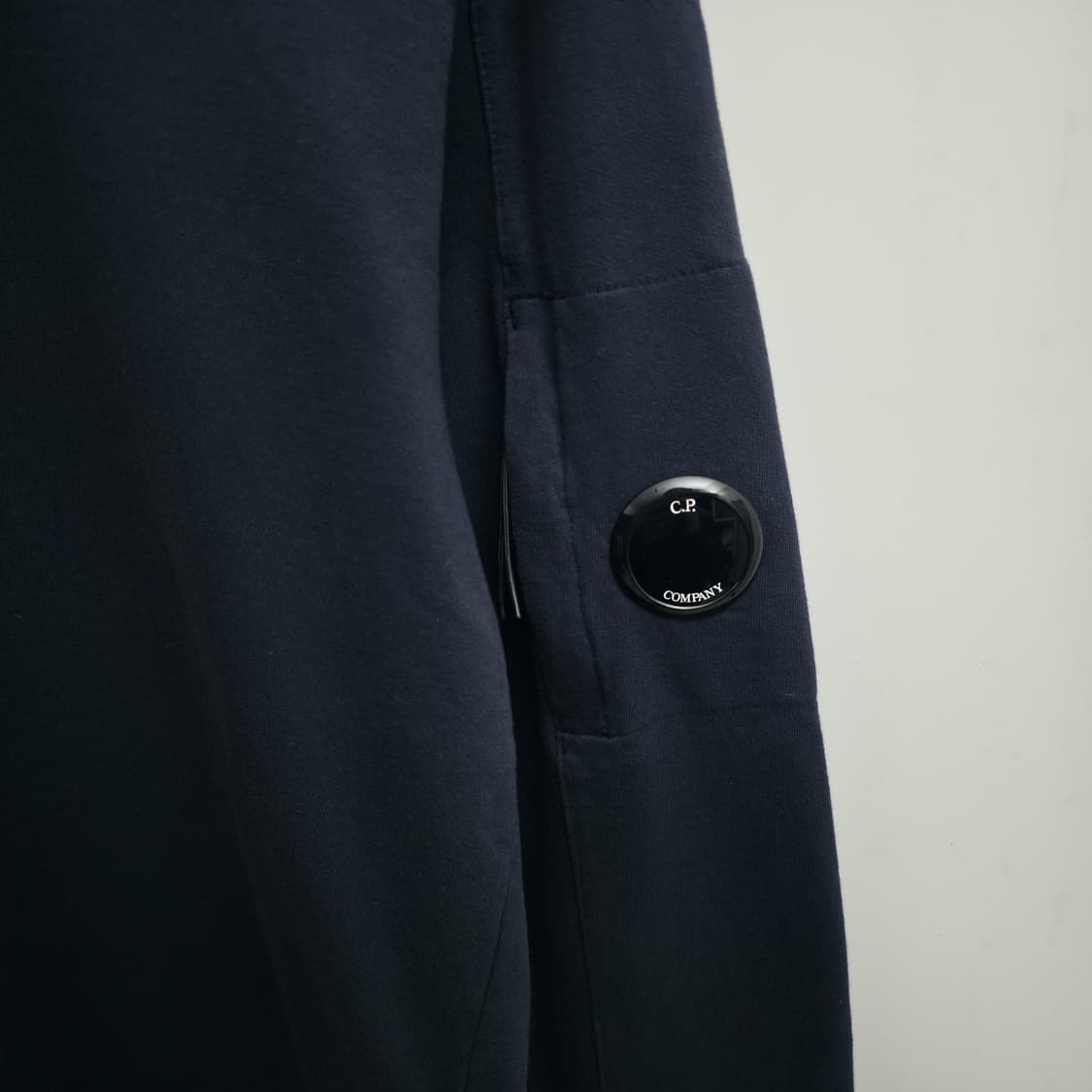 [M] CP 컴퍼니 네이비 맨투맨 큐알 정품 상품이미지4