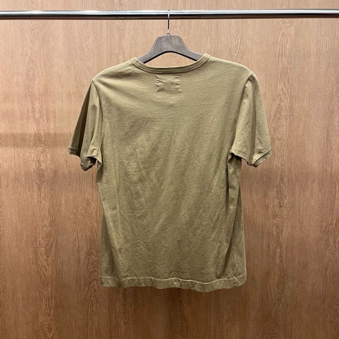 마가렛 호웰 반팔 티셔츠 로고 프린팅 체스트 싱글 포켓 디테일 카키 상품이미지3