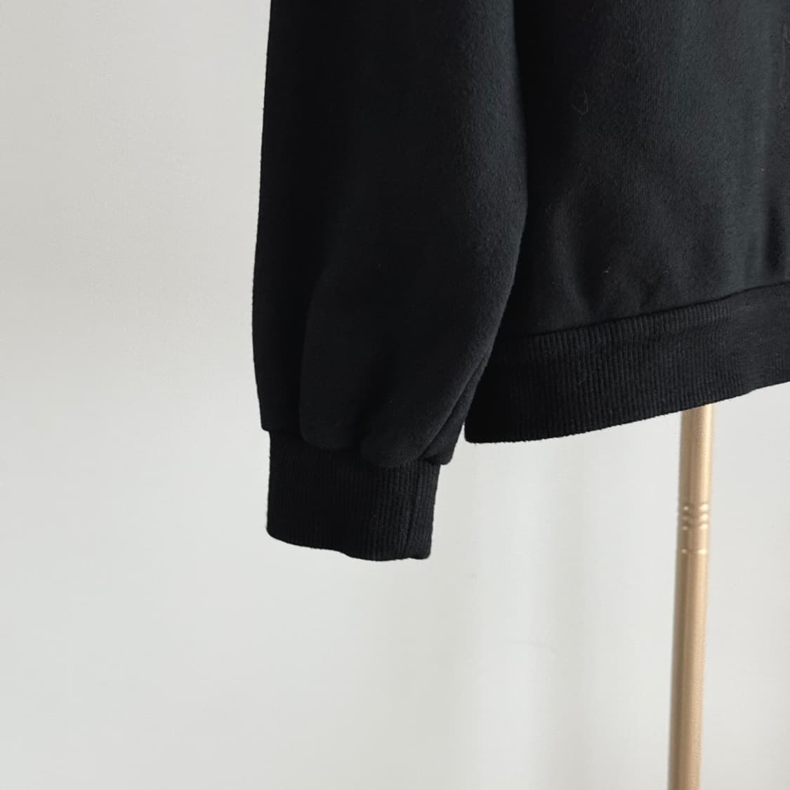 셀린느 백로고 후드 블랙 여성
L 사이즈 
드라이 완료 
새상품급 
 상품이미지7