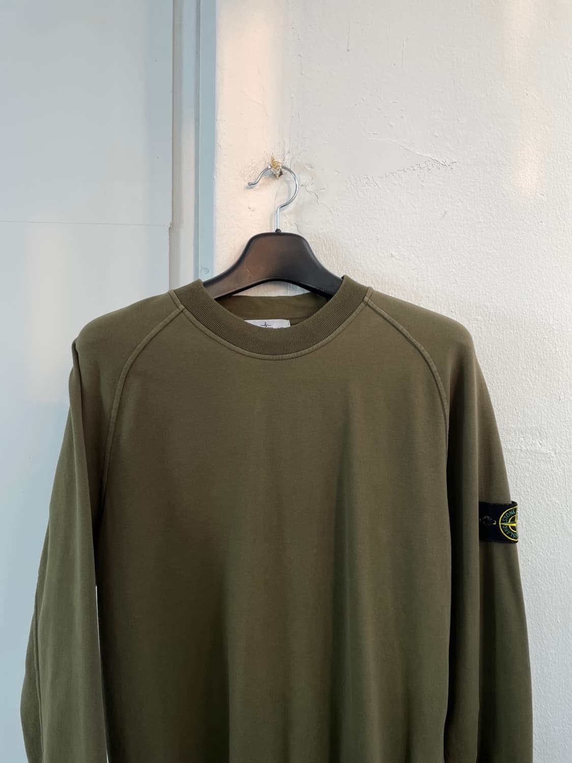 스톤 아일랜드 와펜 카키 맨투맨 상품이미지3