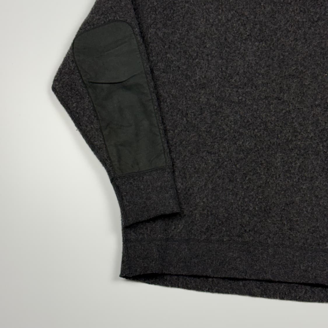 (107) 마카 울 플리스 크루넥 차콜 상품이미지4