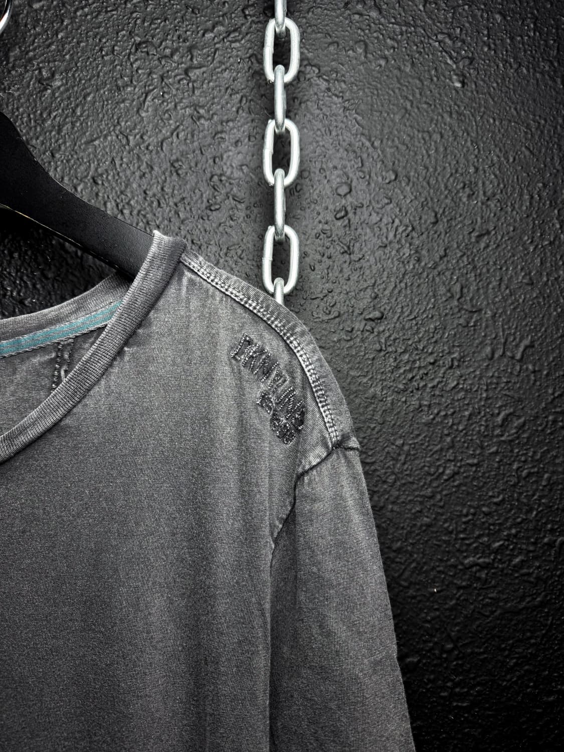 DKNY Jeans – Washed Black V-neck T-shirt 상품이미지4