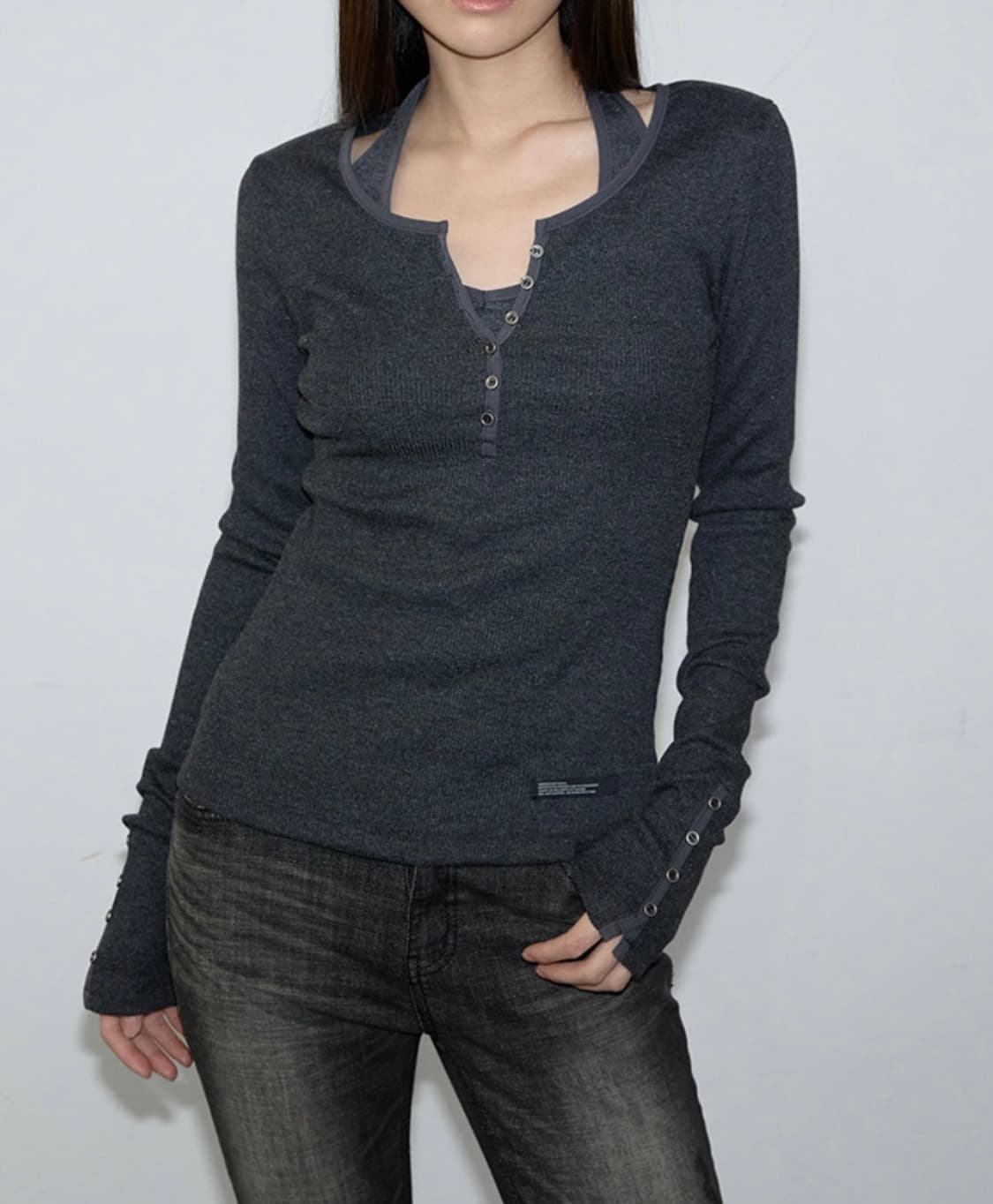 inegi 이네기 차콜 홀터넥 슬리브리스+버튼 롱슬리브 레이어드 세트 상품이미지1