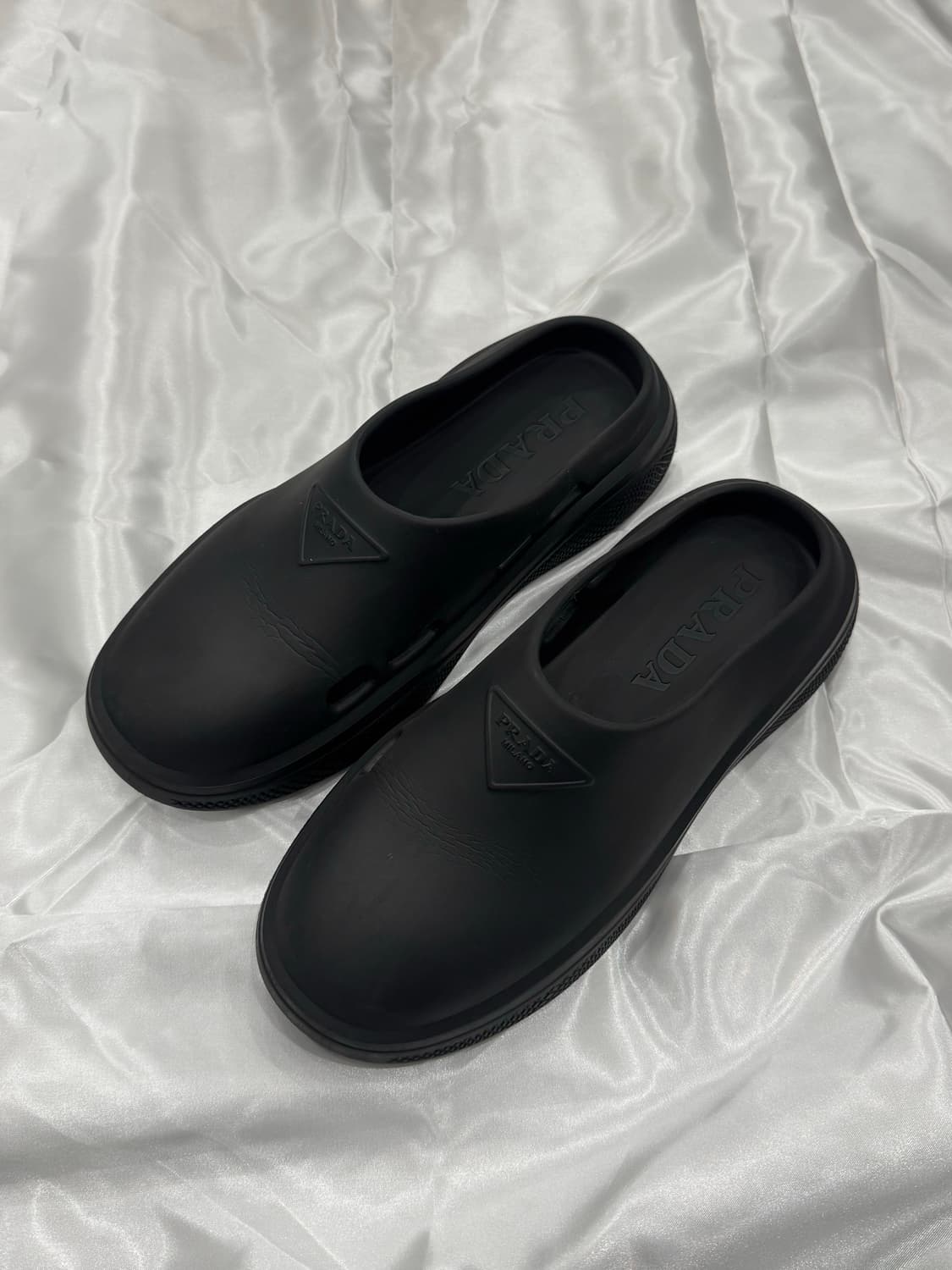 프라다 멜로우 러버 삼각로고 물 클로그 샌들 (10사이즈) 상품이미지1