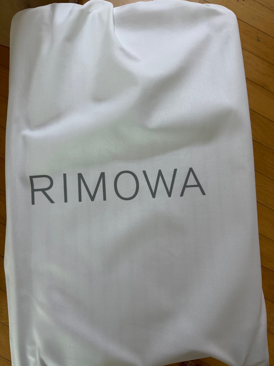 리모와 클래식 체크인 m 사이즈 수트케이스 판매합니다 상품이미지2