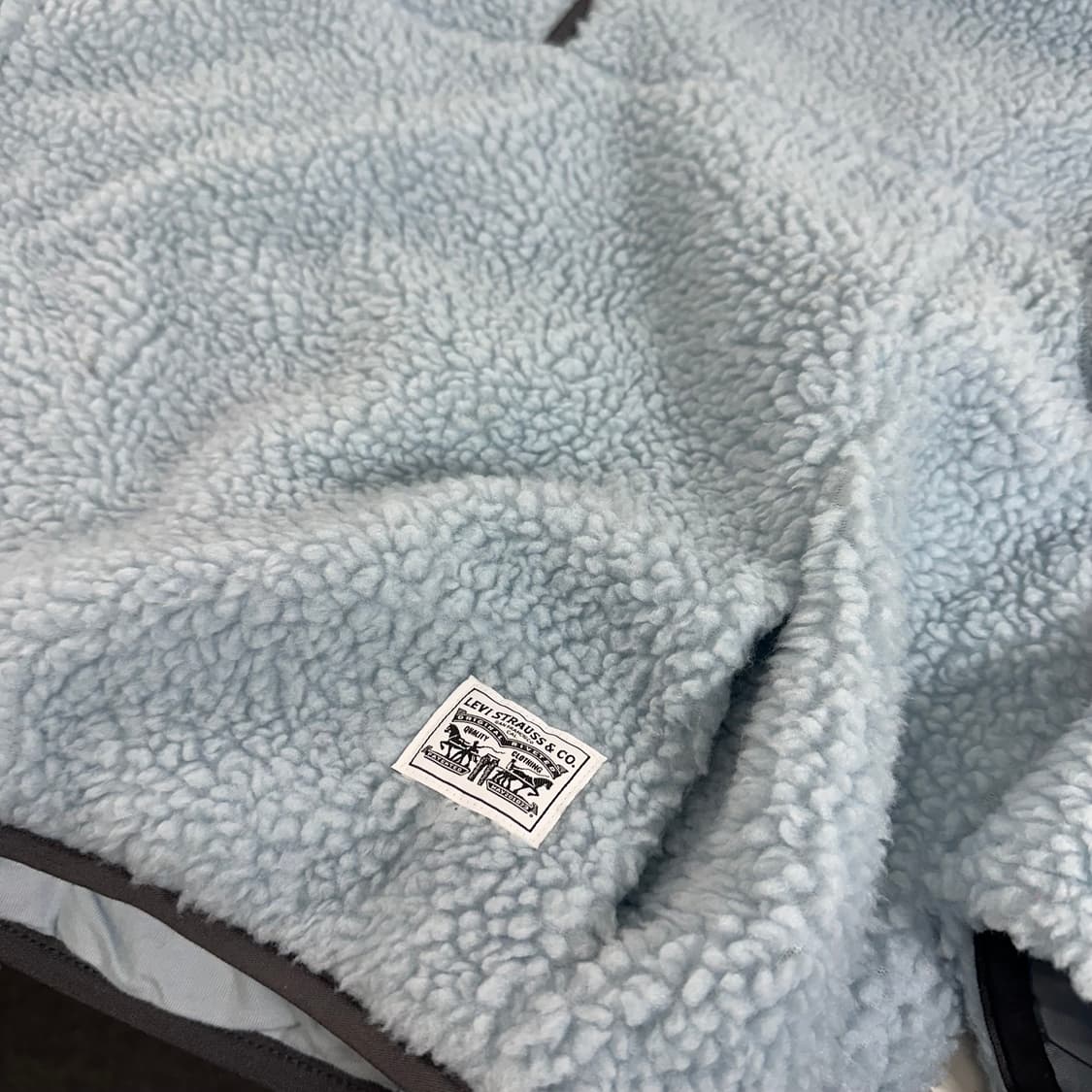 우먼OS 리바이스 스카이블루 오버핏 반집업후리스 상품이미지3