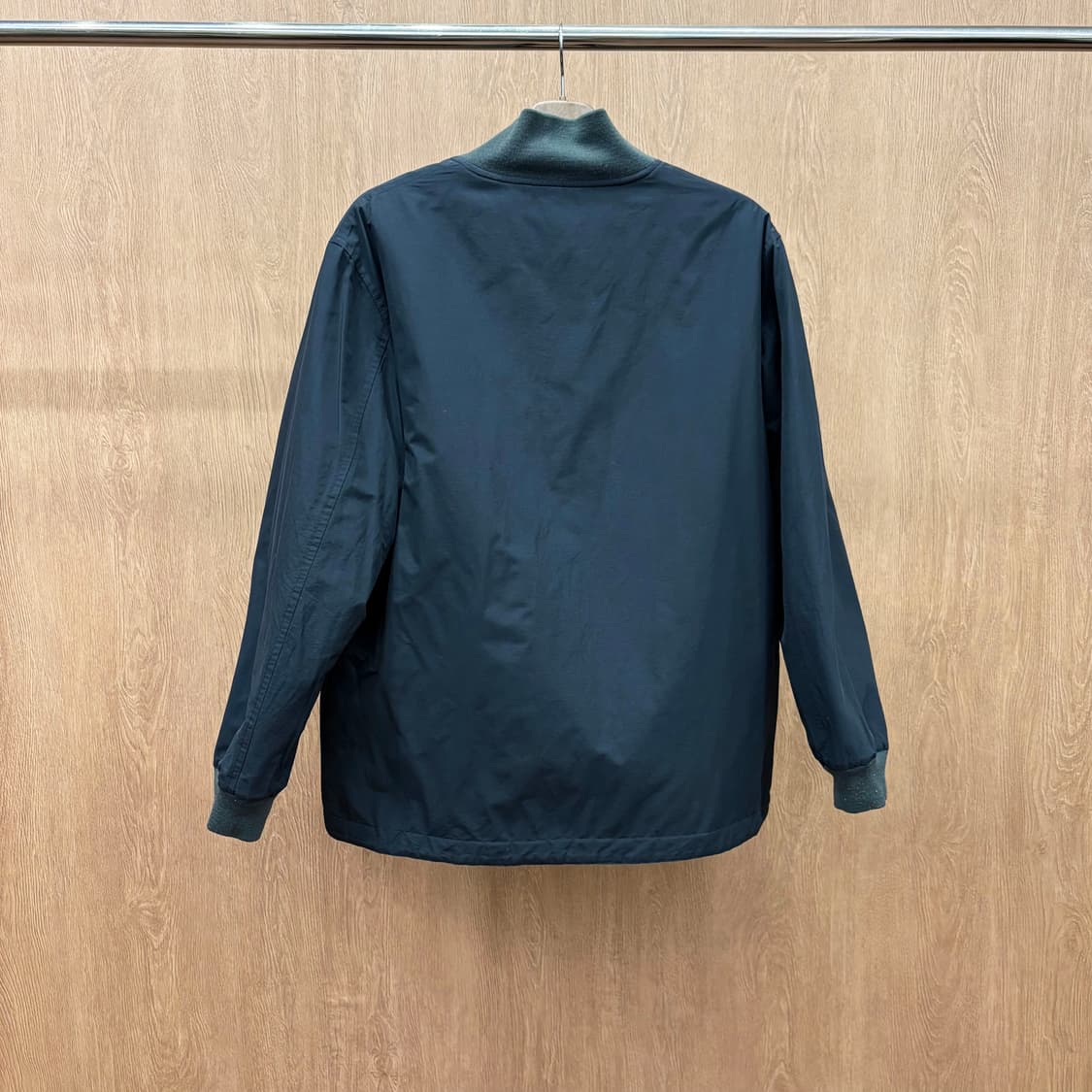 라코스테 리버시블 자켓 퀄팅 패턴 솔리드 메탈 로고 디테일 카키 블랙 상품이미지5