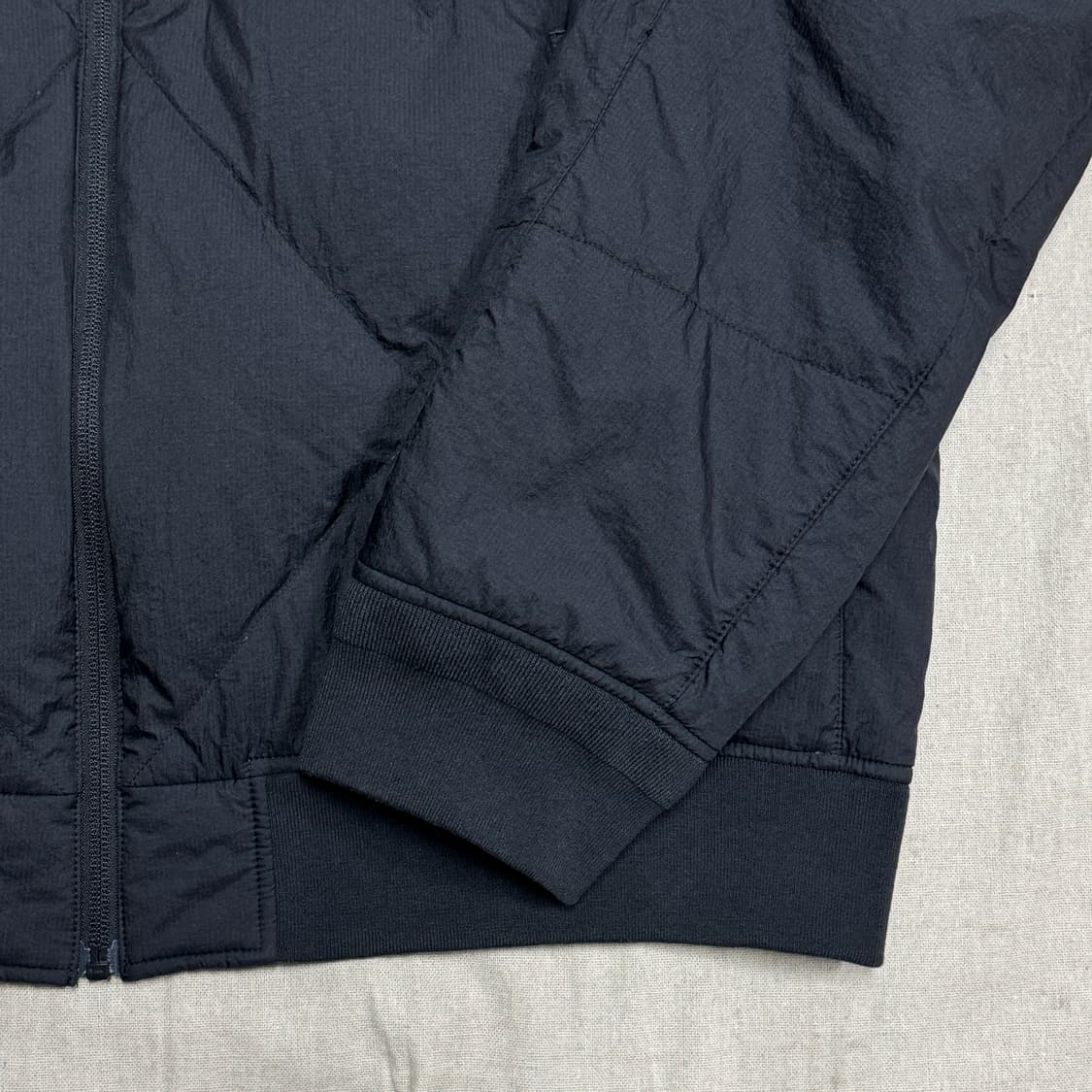 유니클로 화이트마운티니어링 하이브리드 다운 XL 상품이미지3