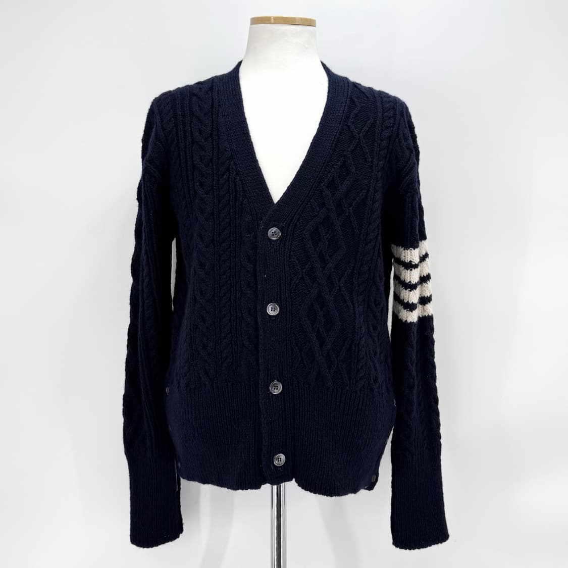 [5사이즈] 톰브라운 사선완장 아란케이블 가디건 네이비 (MKC409A) 상품이미지7