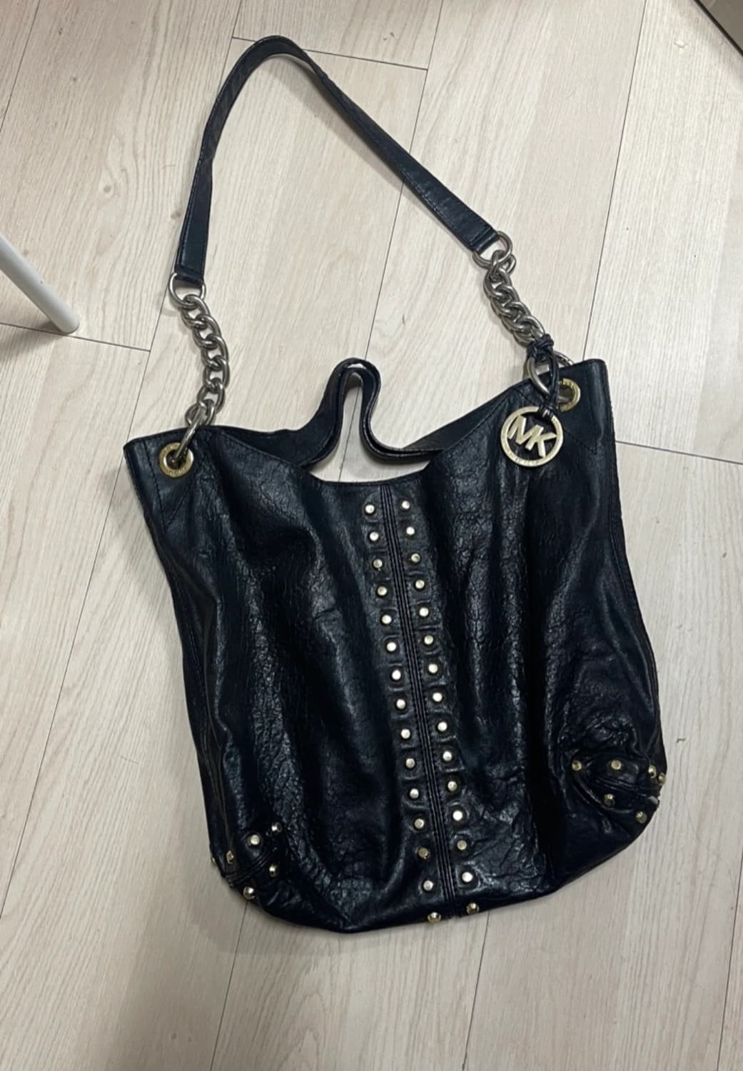 마이클 코어스(Michael Kors) 블랙 레더 스터드 토트백 상품이미지2